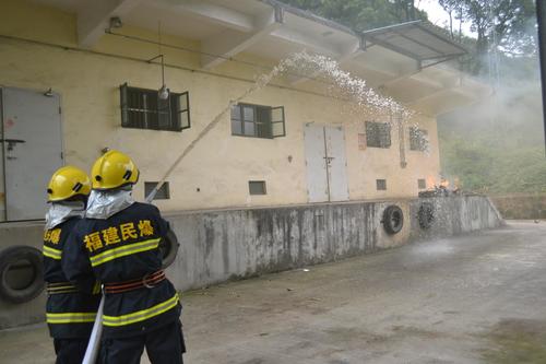 海峽科化龍巖三家單位聯(lián)合舉行民爆物品儲存反恐怖（縱火）應(yīng)急預(yù)案演練。兼職消防人員撲滅倉庫火��?��?葉莉攝[2].jpg