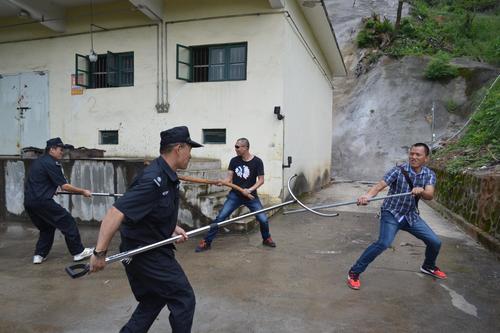 海峽科化龍巖三家單位聯(lián)合舉行民爆物品儲存反恐怖（縱火）應(yīng)急預(yù)案演練。圖為保衛(wèi)人員與暴恐嫌疑人搏斗��?葉莉攝[2].jpg
