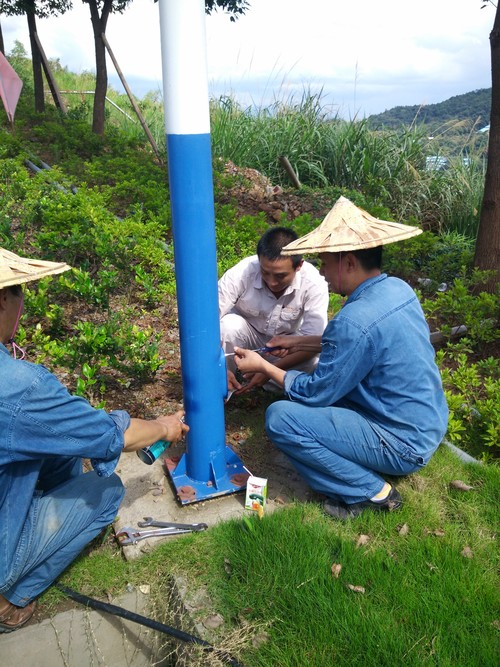 臺(tái)風(fēng)過(guò)后海峽科化龍巖分公司機(jī)修車(chē)間黨員齊力搶修故障路燈2。廖文毅 鐘強(qiáng)光攝[2].jpg