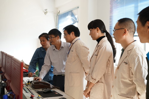 葉莉：吳彩洪董事長(zhǎng)到龍巖分公司調(diào)研。圖為深入江山乳二車間試驗(yàn)線中控室查看，與技術(shù)方負(fù)責(zé)人親切交��?[2].jpg