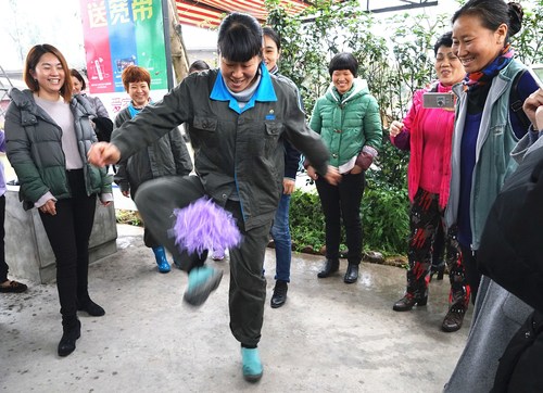 葉莉：龍巖分公司女工委開展三八節(jié)戶外活動(dòng)。圖為踢毽子比賽。[2].jpg