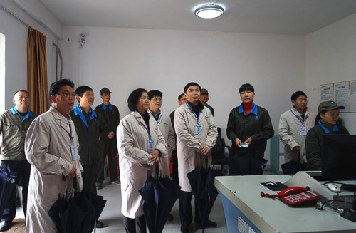省國(guó)資委第二外派監(jiān)事會(huì)主席林志坤到海峽科化龍巖分公司調(diào)研。圖為調(diào)研組深入車間監(jiān)控室。葉莉攝[3].jpg