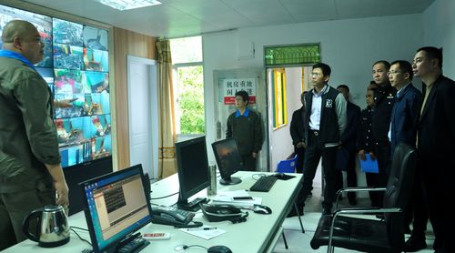 陳宏金：泉州市公安局到部門到永春分公司檢查安全維穩(wěn)工作，圖為在主監(jiān)控室察看生產(chǎn)情況。[3].jpg