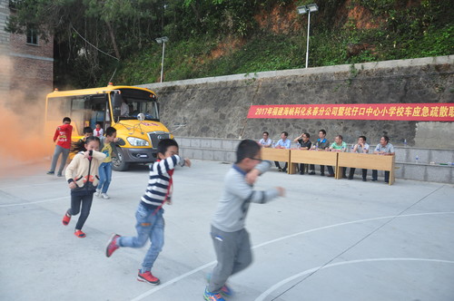 陳宏金：永春分公司與坑仔口小學(xué)聯(lián)合舉行校車(chē)應(yīng)急演練。（）[3].jpg