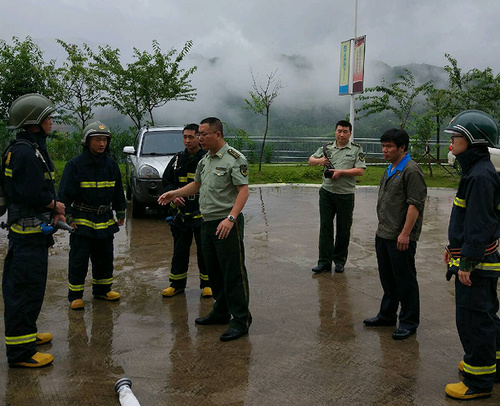 徐敬華：新羅區(qū)消防大隊到龍巖分公司檢查指導“微型消防站”建設工作。圖為指導消防隊伍進行“三分鐘救險”應急演練.jpg