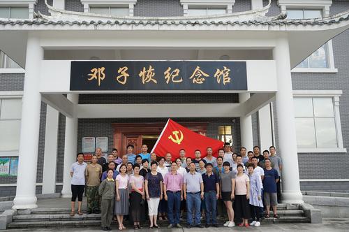 龍巖分公司七一期間開展“七個一”主題實踐活動。圖為黨員參觀鄧子恢紀(jì)念館1 葉莉攝.jpg