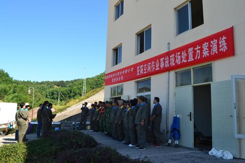 海峽科化龍巖分公司開展受限空間作業(yè)事故現(xiàn)場(chǎng)處置方案演練。.jpg