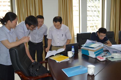 工信部安全生產(chǎn)司安全督查組到海峽科化龍巖分公司開展安全專項督察。圖為督察組專家相關(guān)內(nèi)業(yè)資料。蘇艷麗 攝.jpg