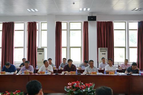 海峽科化龍巖分公司“SGR-FL型乳化炸藥生產系統(tǒng)”順利通過國家工信部科技成果鑒定。圖為工信部李維嘉巡視員對本次鑒定會進行總結。鄧義楨 攝.jpg