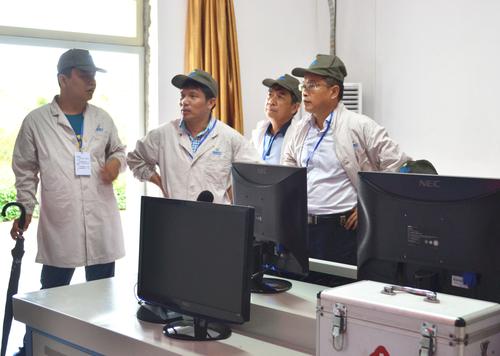 河北國(guó)防科工局副局長(zhǎng)趙勛一行到海峽科化龍巖分公司交流指導(dǎo)分公司。圖為民爆考察團(tuán)分組到一線車間參觀指導(dǎo)2.蘇艷麗 攝.jpg