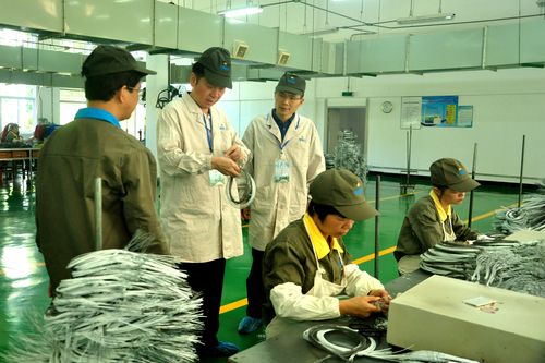 陳宏金：督查組深入生產(chǎn)一線察看雷管生產(chǎn)工藝過程。.jpg