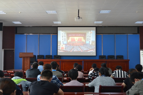 蘇艷麗：龍巖分公司組織員工收看十九大開幕式，聆聽習(xí)總書記的工作報告.jpg