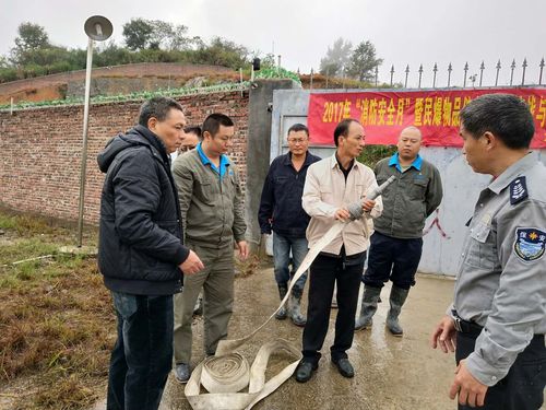 連益峰：公司副經(jīng)理講解消防水帶的正確連接。.jpg