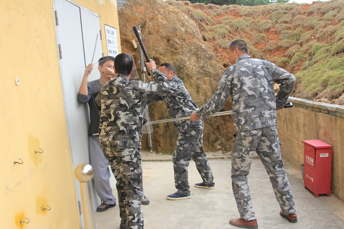 龍巖民化爆破霞浦分公司組織開展防火、防盜搶應急演練 ，圖為防盜搶演練。（鐘志明 攝影）.jpg