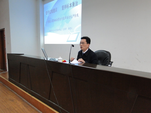 蔡美花：圖為顏建議總經(jīng)理給永安雙華公司全體黨員、機關(guān)干部等上黨課.jpg