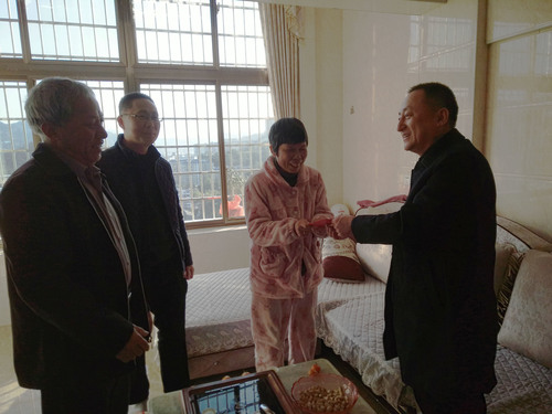 蘇艷麗：龍巖市安監(jiān)局調(diào)研員張炳輝、工會(huì)主席陳雁昌及龍巖分公司黨委書記、工會(huì)主席熊林輝慰問困難職工 .jpg