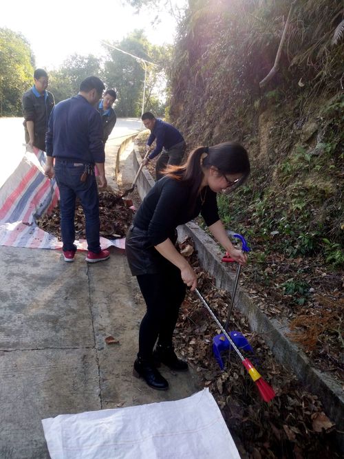 劉敏：永春分公司黨委組織全體黨員清理防洪溝。.jpg