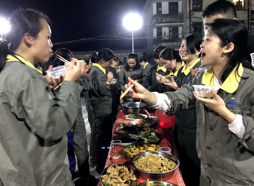 陳宏金：永春分公司女工開展廚藝大比拼“長(zhǎng)桌宴”活動(dòng)。.jpg