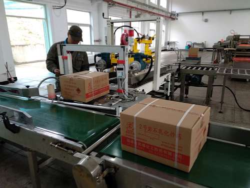 鐘強(qiáng)光：機(jī)修人員對(duì)乳化二車間成品輸送皮帶進(jìn)行技術(shù)改裝.jpg