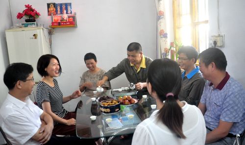 陳宏金：海科公司財務(wù)總監(jiān)于欽華一行到永春分公司慰問困難職工。.jpg