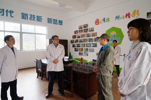 葉莉：海峽科化公司黨委書記、董事長吳彩洪參觀龍巖分公司電氣自動化“技能大師”創(chuàng)新工作室2.jpg