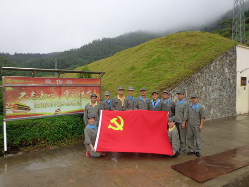 雷韜：龍巖分公司乳化一車間支部開展“守國旗、敬國旗、愛國旗”主題黨日活動_調(diào)整大小.jpg