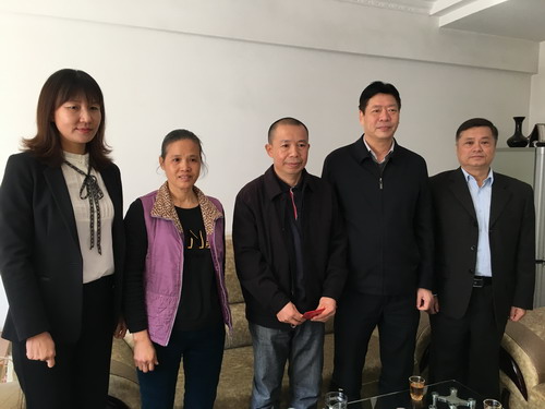 蘇艷麗：省機(jī)電控股公司黨委委員、紀(jì)委書(shū)記林心鑾一行到龍巖分公司慰問(wèn)困難職工_調(diào)整大小.jpg