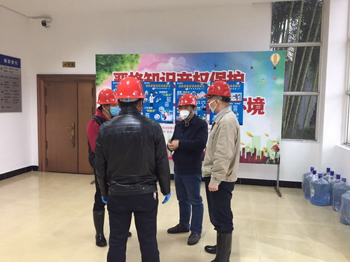 圖為：?？泣h委委員、副總經(jīng)理張賢鋒檢查指導(dǎo)疫情防控工作現(xiàn)場（拍攝者彭華）_調(diào)整大小.jpg
