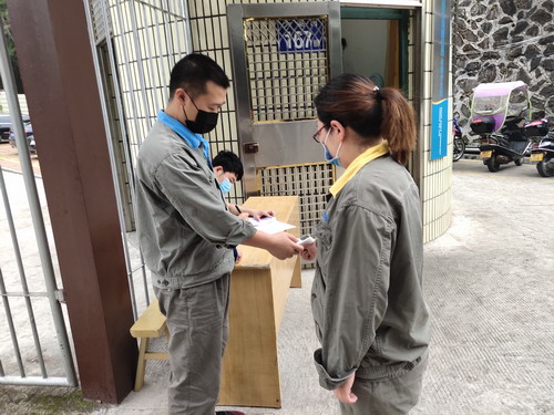 （采用）劉敏 當(dāng)好“守門員”青年志愿者小劉、小潘為上班職工測量體溫_調(diào)整大小.jpg