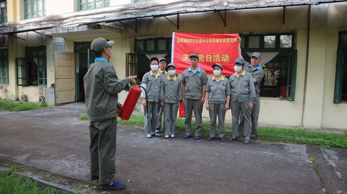 永春分公司消防隊(duì)員在為導(dǎo)爆車(chē)間支部黨員講解滅火器使用方法_調(diào)整大小.jpg