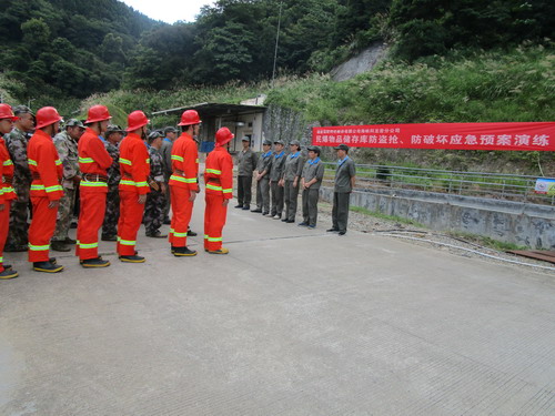 龍巖分公司開展民爆物品儲存庫防盜搶、防破壞應(yīng)急預(yù)案演�?_調(diào)整大小.jpg