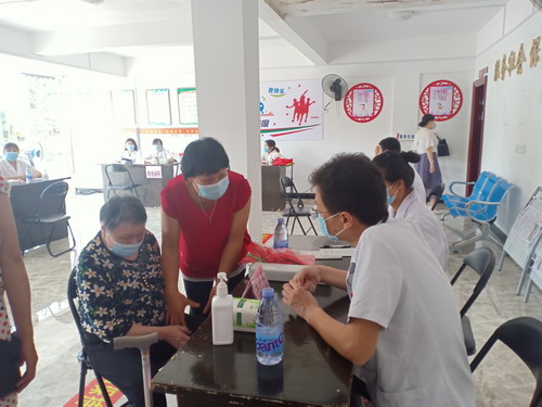 黃春�?專(zhuān)家們?yōu)樨毨?hù)進(jìn)行健康檢查_(kāi)調(diào)整大小.jpg