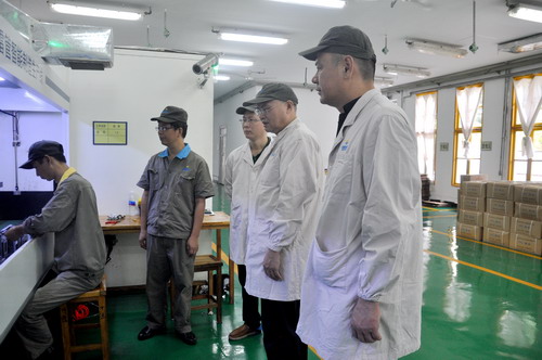 （建議采用）陳玉�?機(jī)電（控股）公司黨委委員、副總經(jīng)理陳伯煒一行深入電子雷管生產(chǎn)線檢查_調(diào)整大小.JPG