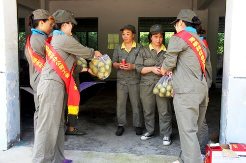 陳宏金：福安分公司工會、女工委到生產一線為職工送清涼�?.jpg