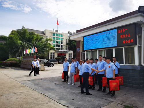 永安雙華公司李維德：永安雙華公司工會積極開展夏季“送清涼、保安全”活動_調整大小.jpg