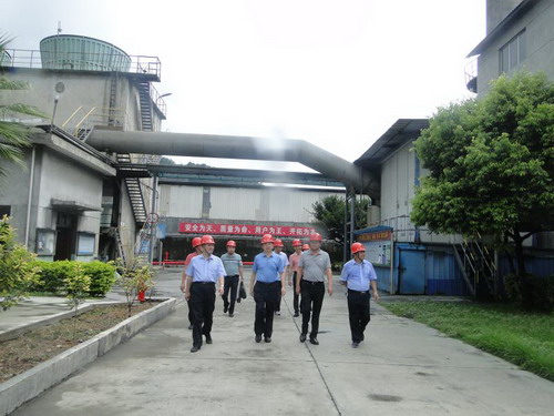 永安雙華公司鄧焱珍：省機(jī)電控股公司黨委書記、董事長王會錦查看現(xiàn)�?_調(diào)整大小.JPG