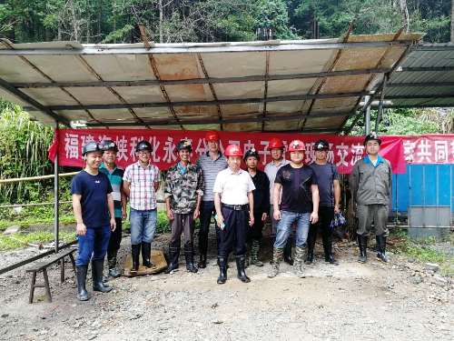 （調(diào)整建議采用）?？朴来?李南�?永春分公司電子雷管推廣小組到邵武片區(qū)召開(kāi)為期兩天的電子雷管現(xiàn)場(chǎng)交流會(huì) ( 洛田熒石礦現(xiàn)場(chǎng)指導(dǎo)小斷面爆破作業(yè)).jpg
