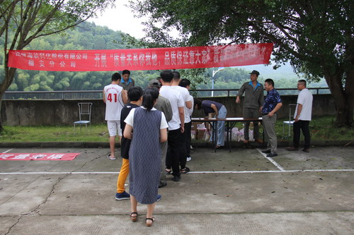 黃曉志：圖為“質(zhì)量月”有獎(jiǎng)問答活動(dòng)現(xiàn)場(chǎng)_調(diào)整大小.jpg