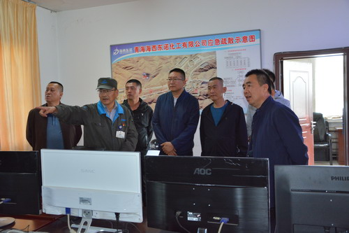 青海省公安廳治安總隊、新疆生產(chǎn)建設(shè)兵團第二師公安局調(diào)研組在監(jiān)控室查看視頻監(jiān)控_調(diào)整大小.jpg