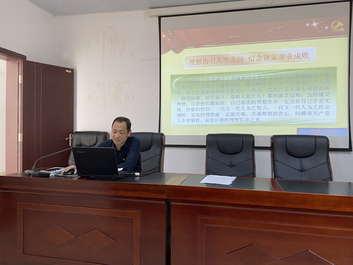 張力燕：龍巖分公司黨委副書記、工會(huì)主席陳長(zhǎng)福以普通黨員身份為所在支部黨員們上了一堂生動(dòng)的黨課《堅(jiān)定理想信�?增強(qiáng)四種意識(shí)》_調(diào)整大小.jpg