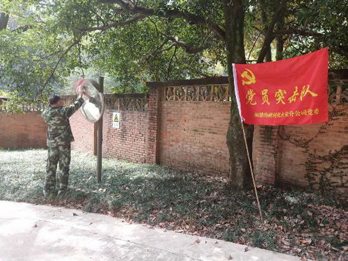 永安分公司劉卿云：黨員突擊隊隊員在清理反光鏡_調整大小.jpg