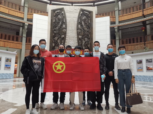 張逸清：龍巖分公司團支部開展“看家鄉(xiāng)變化  展家鄉(xiāng)風�? 增愛鄉(xiāng)情懷”主題團日活�?_調整大小.jpg