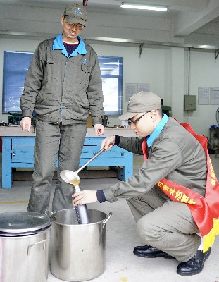 葉莉：龍巖分公司機(jī)關(guān)后勤黨支部黨員手工熬制姜湯送往洞庫、車間等地~1.jpg