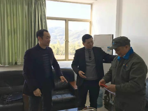 蘇艷麗：海峽科化公司總法律顧問、副總經(jīng)理吳開榮到龍巖分公司開展“一對(duì)一結(jié)對(duì)幫扶”慰問活�?~1.jpg
