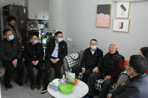 永安分公司l賴寶祿：省機電控股公司黨委委員、副總經(jīng)理陳伯煒到永安分公司走訪慰問離休干部和困難職�?(2)~1.jpg