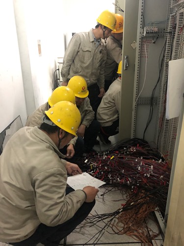 正月初四電儀班一行進行機柜搬遷線路改造工�?改）.jpg