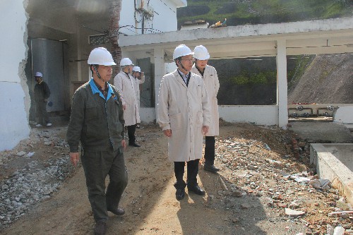 胡幼華：圖為顏建議深入分公司技改施工現(xiàn)場進行實地勘察~1.jpg