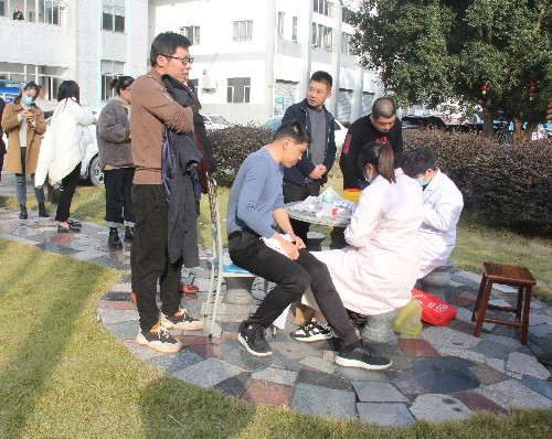 福安分公司胡廷淦：圖為福安分公司員工排隊(duì)接種疫苗1~1.jpg