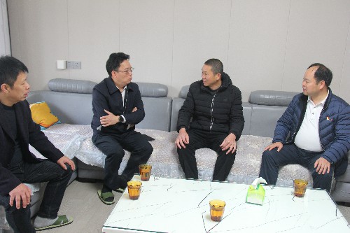 福安分公司胡廷淦：圖�?2�?2日海峽科化公司黨委副書記、總經(jīng)理顏建議走訪慰問福安分公司“一對一結(jié)對幫扶”困難職工~1.jpg