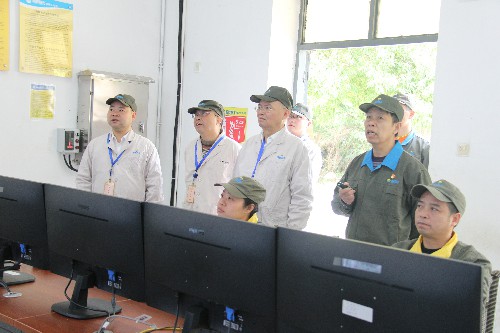 福安分公司胡廷淦：圖為陳伯煒一行在查看車(chē)間現(xiàn)場(chǎng)監(jiān)控~1.jpg